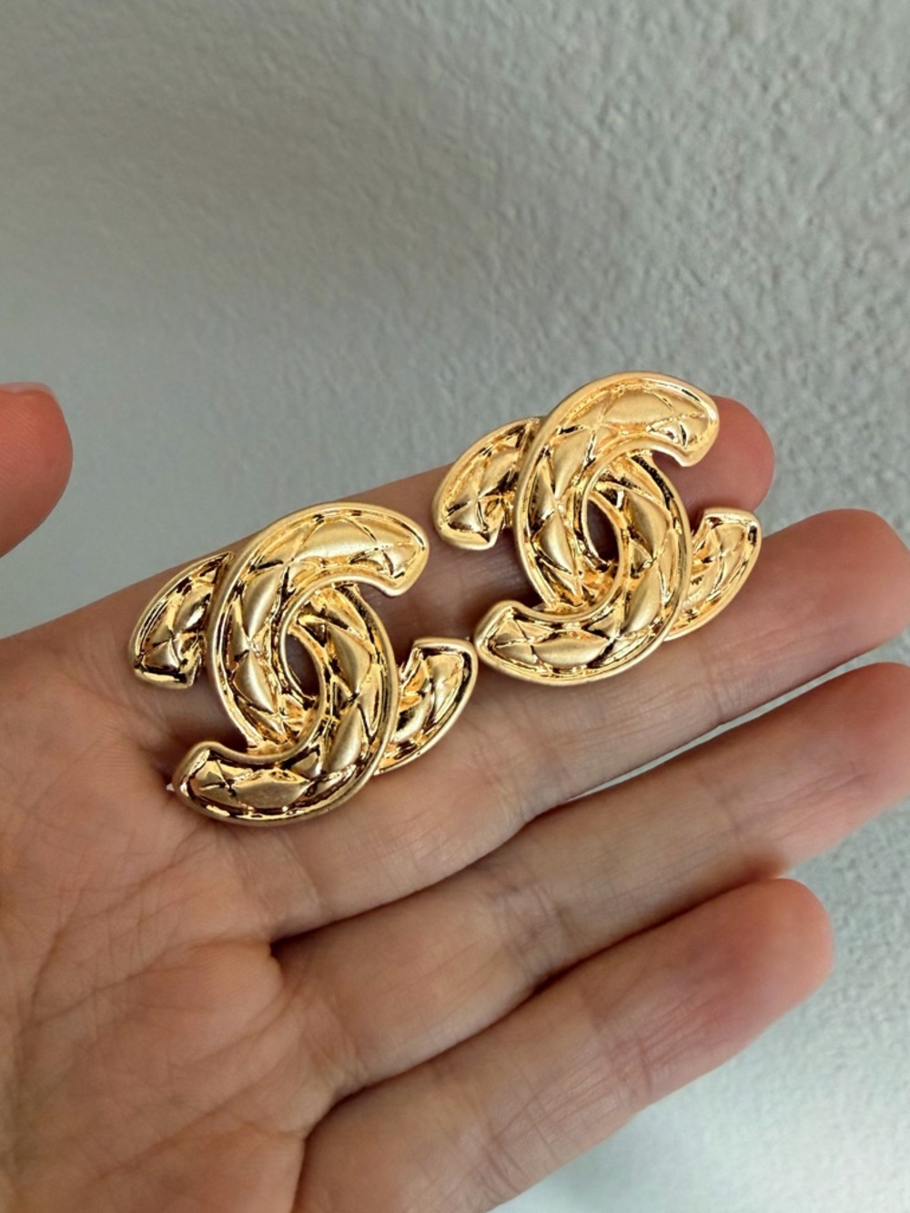 ✨Chanel Vintage Gold Quilted CC Clip-On Earrings✨